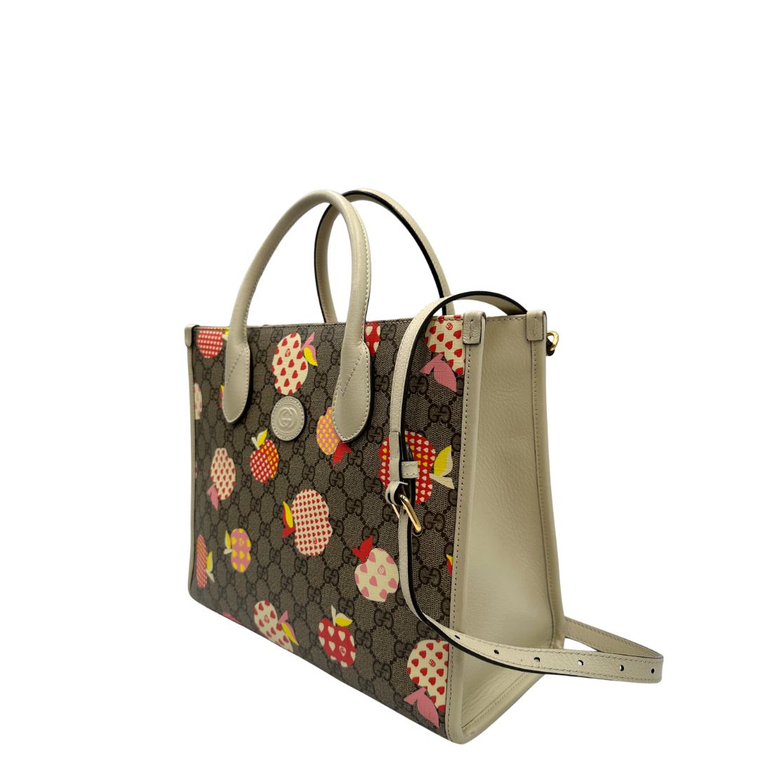 lato  Borsa Gucci in canvas GG e finiture in pelle color bianco avorio, di lusso, originale, ottime condizioni, usata. 