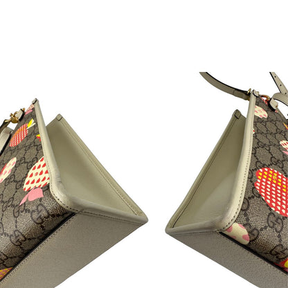 angoli Borsa Gucci in canvas GG e finiture in pelle color bianco avorio, di lusso, originale, ottime condizioni, usata. 