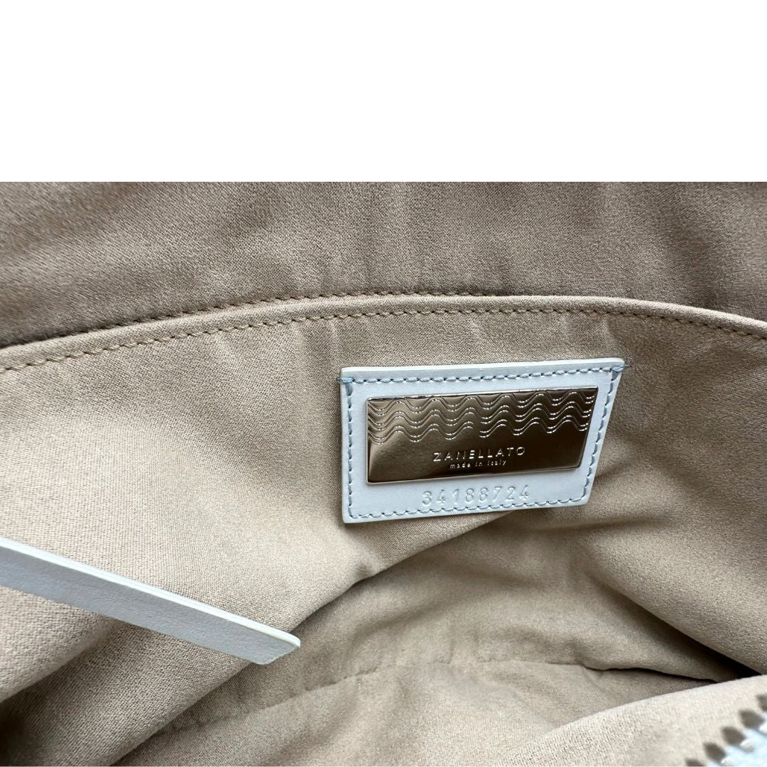 Interno, Borsa Zanellato Nina in pelle color bianco gesso con parti metalliche argentate; Indossabile a mano oppure a tracolla.