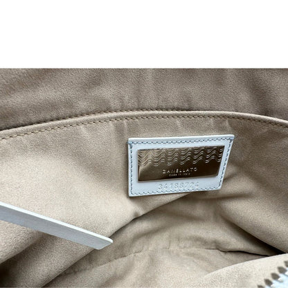 Interno, Borsa Zanellato Nina in pelle color bianco gesso con parti metalliche argentate; Indossabile a mano oppure a tracolla.