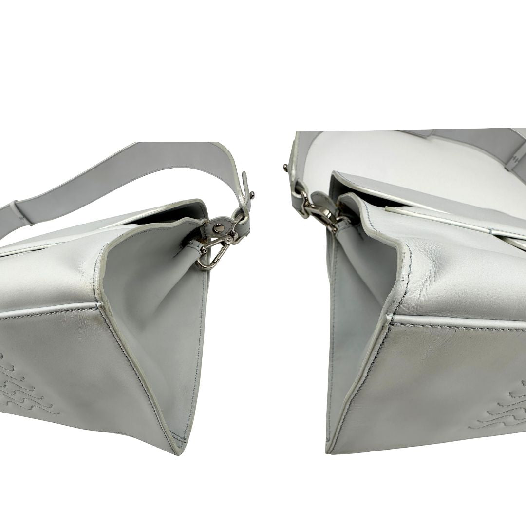 Angoli, Borsa Zanellato Nina in pelle color bianco gesso con parti metalliche argentate; Indossabile a mano oppure a tracolla.