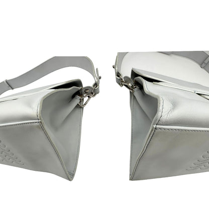 Angoli, Borsa Zanellato Nina in pelle color bianco gesso con parti metalliche argentate; Indossabile a mano oppure a tracolla.