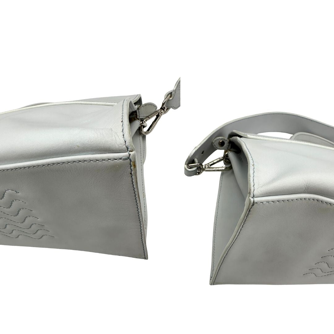 Angoli, Borsa Zanellato Nina in pelle color bianco gesso con parti metalliche argentate; Indossabile a mano oppure a tracolla.