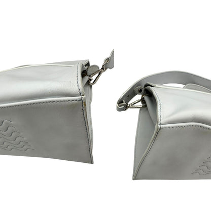 Angoli, Borsa Zanellato Nina in pelle color bianco gesso con parti metalliche argentate; Indossabile a mano oppure a tracolla.