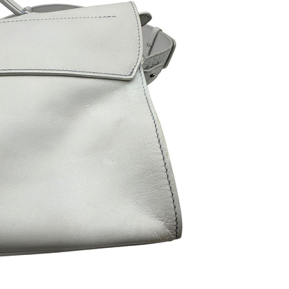 Borsa Zanellato Nina in pelle color bianco gesso con parti metalliche argentate; Indossabile a mano oppure a tracolla.