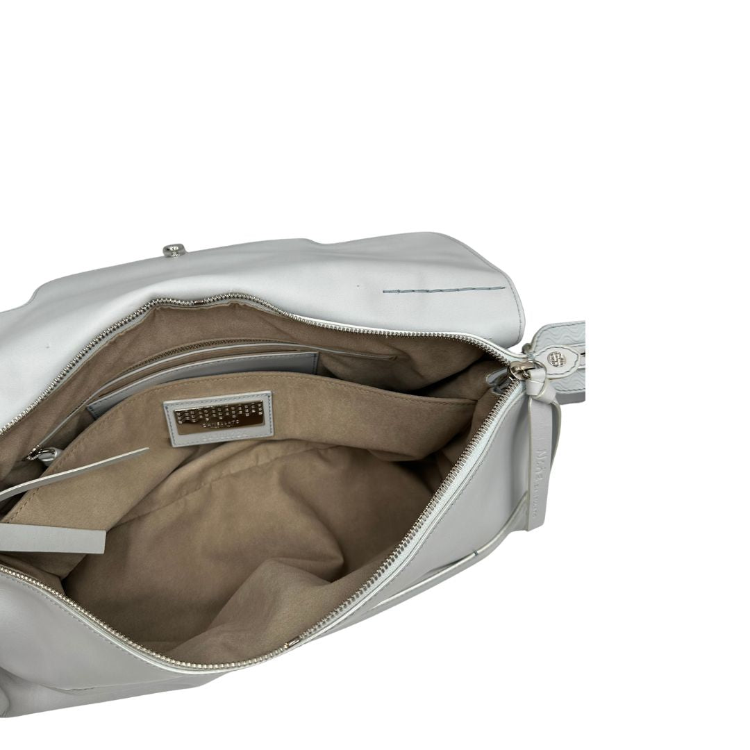 Interno, Borsa Zanellato Nina in pelle color bianco gesso con parti metalliche argentate; Indossabile a mano oppure a tracolla.