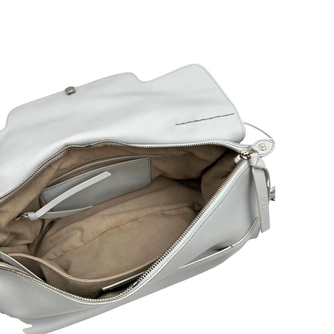 Interno, Borsa Zanellato Nina in pelle color bianco gesso con parti metalliche argentate; Indossabile a mano oppure a tracolla.