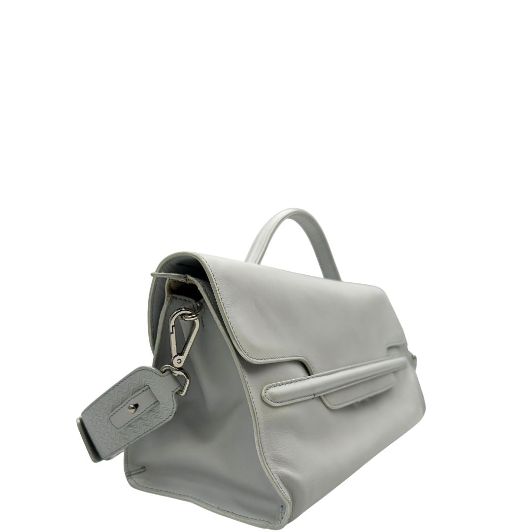 Laterale, Borsa Zanellato Nina in pelle color bianco gesso con parti metalliche argentate; Indossabile a mano oppure a tracolla.
