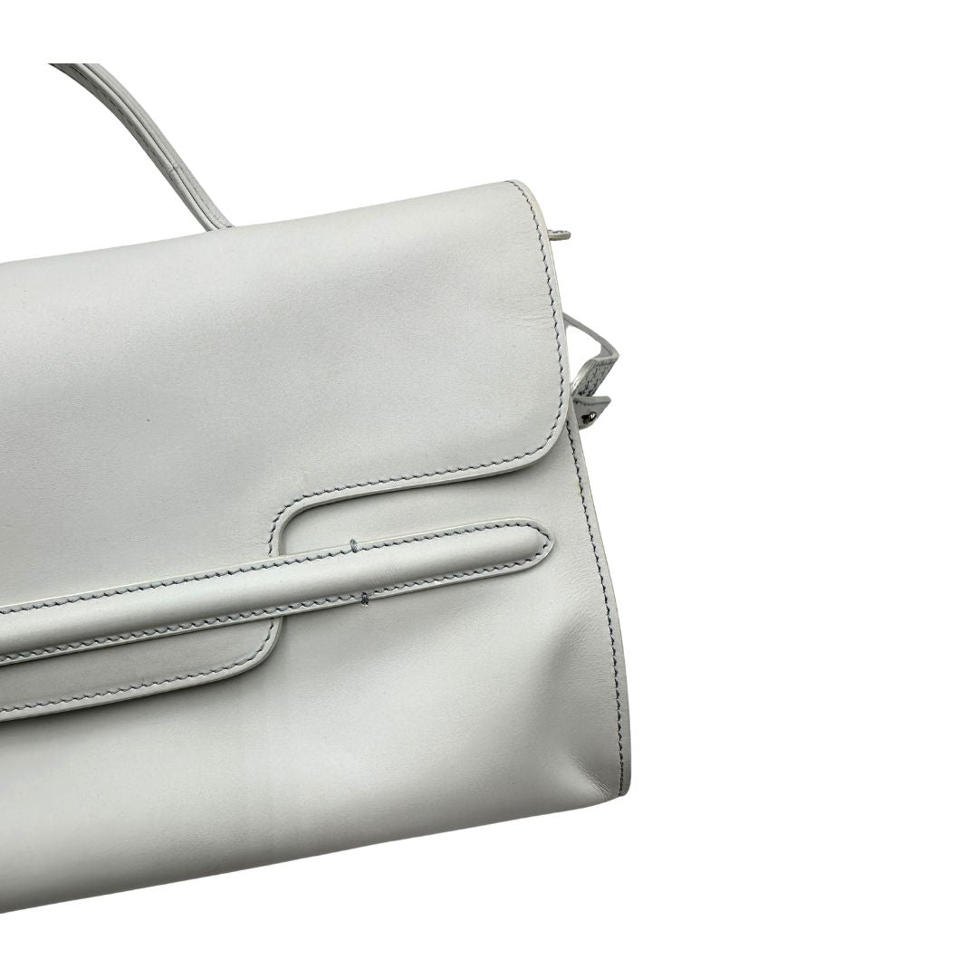 Borsa Zanellato Nina in pelle color bianco gesso con parti metalliche argentate; Indossabile a mano oppure a tracolla.