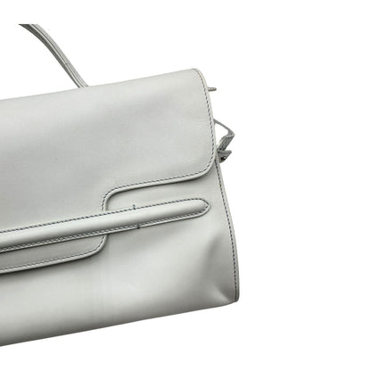 Borsa Zanellato Nina in pelle color bianco gesso con parti metalliche argentate; Indossabile a mano oppure a tracolla.