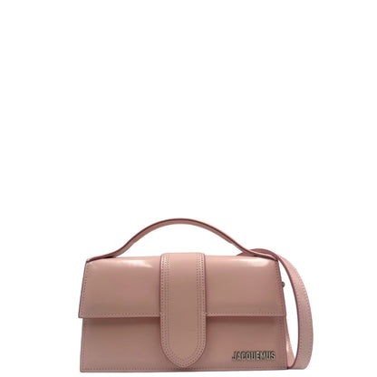 Front, Borsa Jacquemus nella versione Le Grand Bambino in pelle liscia rosa baby, da portare a mano, a tracolla, o a spalla. Originale, usata, di lusso, in eccellenti condizioni