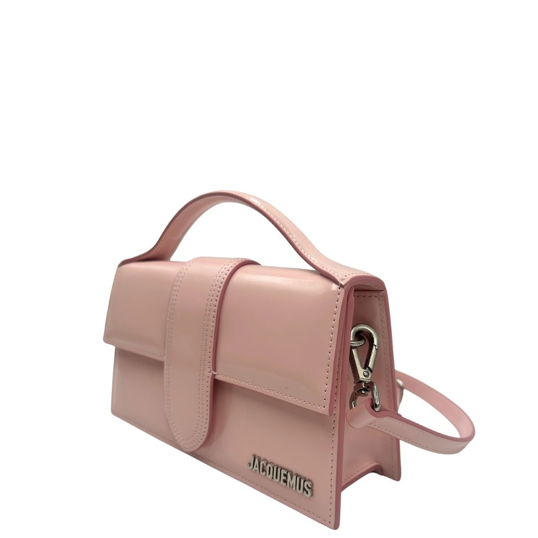 Laterale, Borsa Jacquemus nella versione Le Grand Bambino in pelle liscia rosa baby, da portare a mano, a tracolla, o a spalla. Originale, usata, di lusso, in eccellenti condizioni