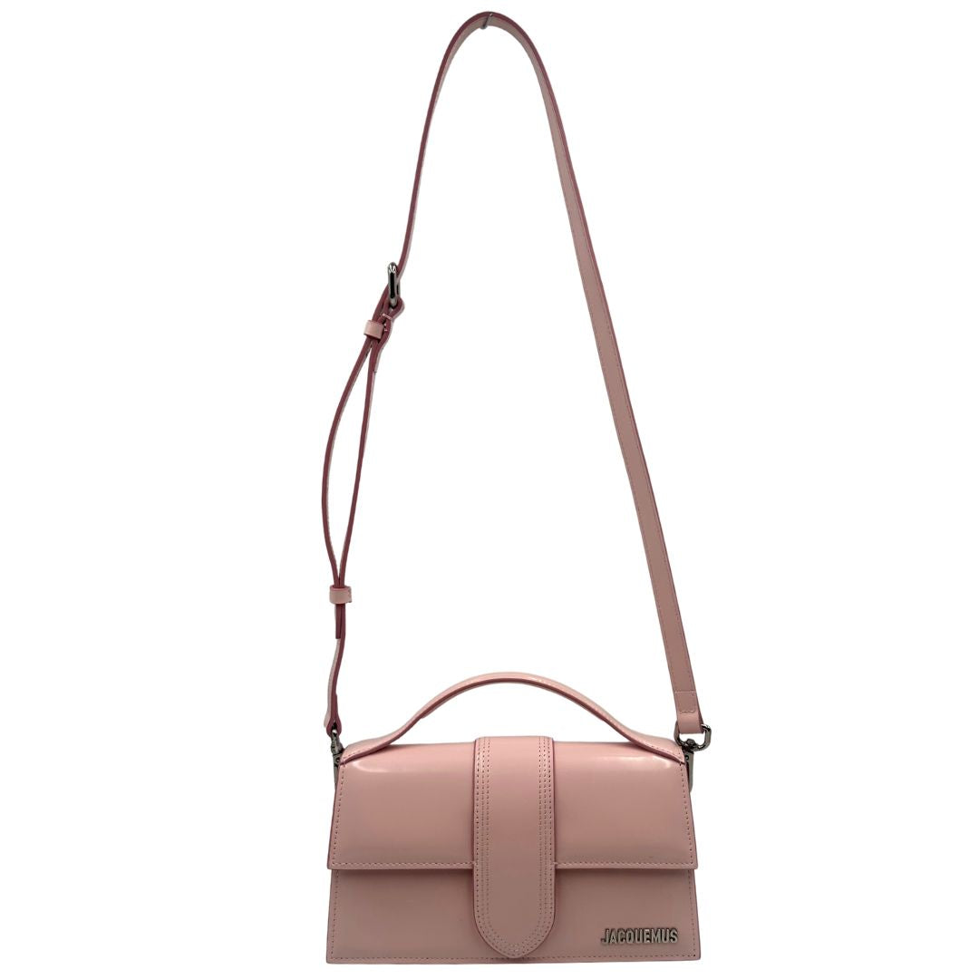 Front, Borsa Jacquemus nella versione Le Grand Bambino in pelle liscia rosa baby, da portare a mano, a tracolla, o a spalla. Originale, usata, di lusso, in eccellenti condizioni