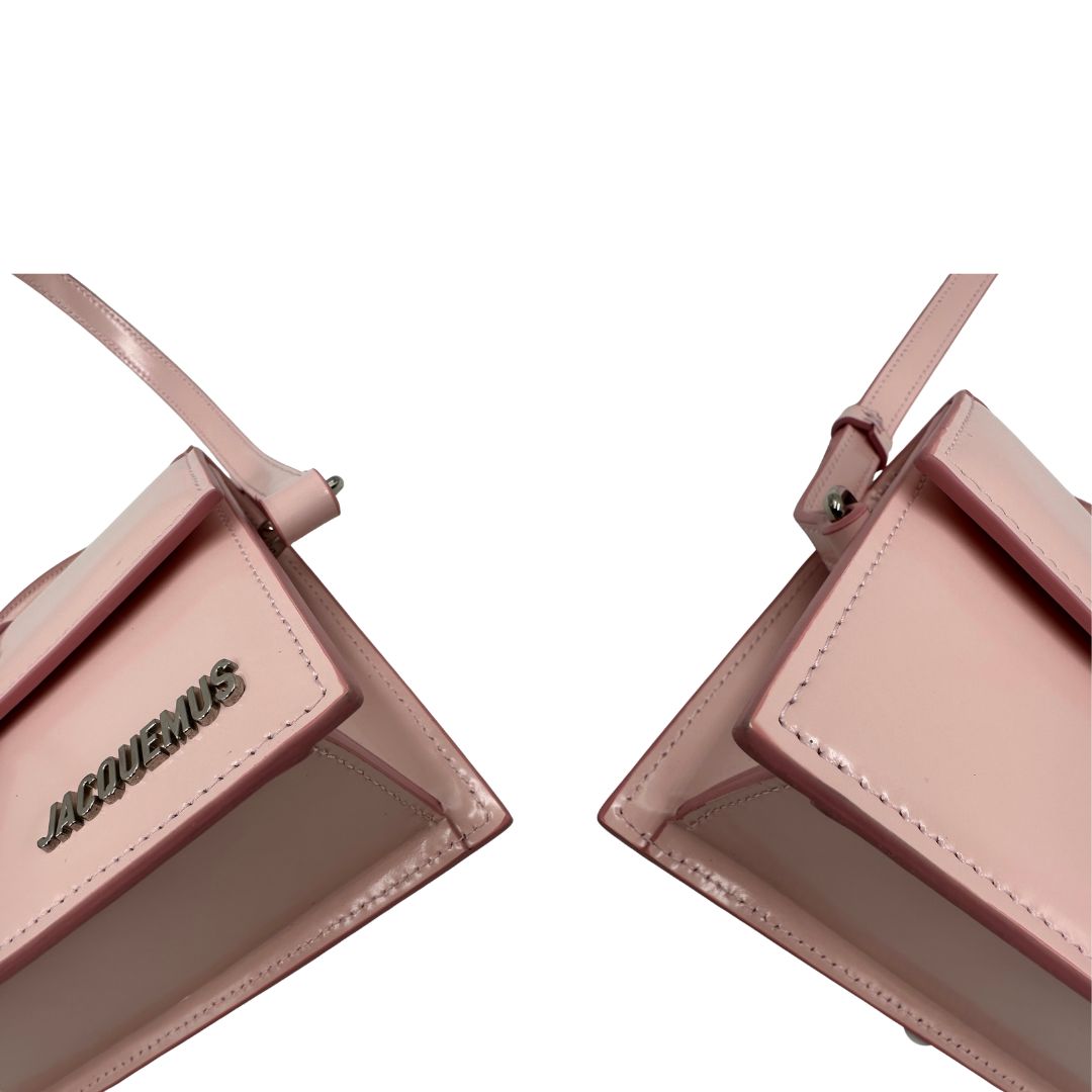 Angoli, Borsa Jacquemus nella versione Le Grand Bambino in pelle liscia rosa baby, da portare a mano, a tracolla, o a spalla. Originale, usata, di lusso, in eccellenti condizioni