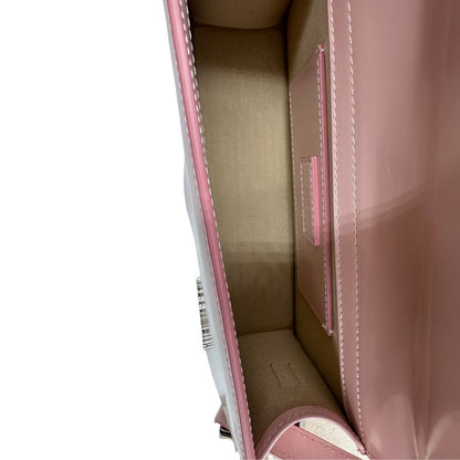 Interno, Borsa Jacquemus nella versione Le Grand Bambino in pelle liscia rosa baby, da portare a mano, a tracolla, o a spalla. Originale, usata, di lusso, in eccellenti condizioni