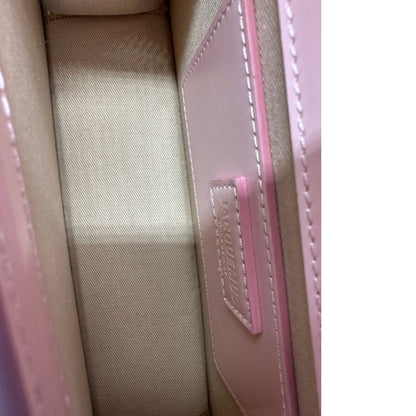 Interno ,Borsa Jacquemus nella versione Le Grand Bambino in pelle liscia rosa baby, da portare a mano, a tracolla, o a spalla. Originale, usata, di lusso, in eccellenti condizioni