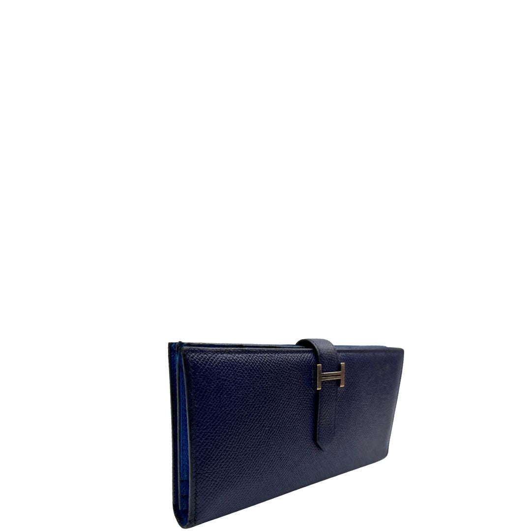 lato  Portafoglio Hermès in pelle blu con iconica chiusura ad ''H'', di lusso, originale, ottime condizioni, usato.