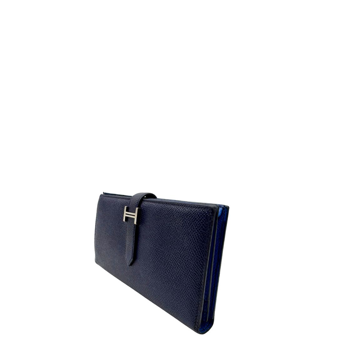 lato  Portafoglio Hermès in pelle blu con iconica chiusura ad ''H'', di lusso, originale, ottime condizioni, usato. 