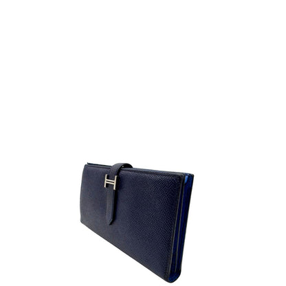 lato  Portafoglio Hermès in pelle blu con iconica chiusura ad ''H'', di lusso, originale, ottime condizioni, usato. 