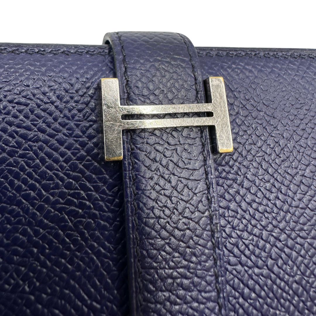  Portafoglio Hermès in pelle blu con iconica chiusura ad ''H'', di lusso, originale, ottime condizioni, usato.