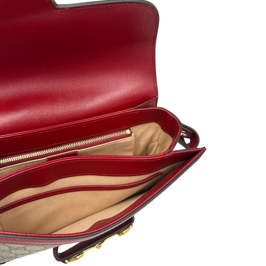 interno  Borsa Gucci in canvas GG e finiture in pelle color amarena con dettaglio Horsebit sulla chiusura, di lusso, originale, ottime condizioni. 