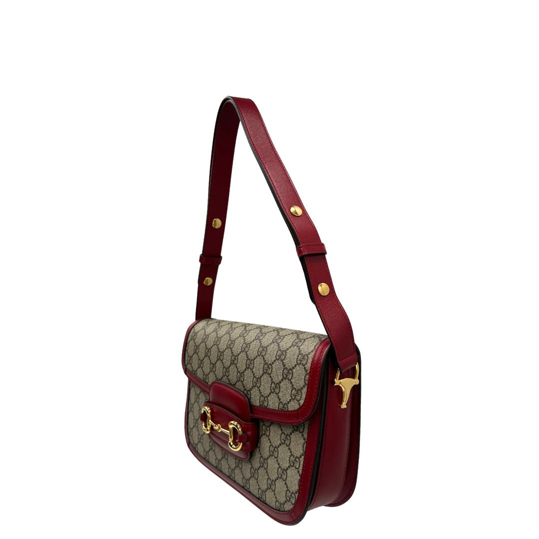 lato  Borsa Gucci in canvas GG e finiture in pelle color amarena con dettaglio Horsebit sulla chiusura, di lusso, originale, ottime condizioni.