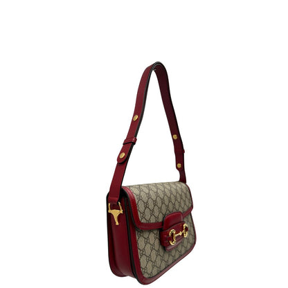 lato  Borsa Gucci in canvas GG e finiture in pelle color amarena con dettaglio Horsebit sulla chiusura, di lusso, originale, ottime condizioni. 