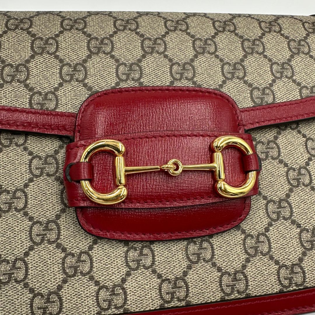  Borsa Gucci in canvas GG e finiture in pelle color amarena con dettaglio Horsebit sulla chiusura, di lusso, originale, ottime condizioni.