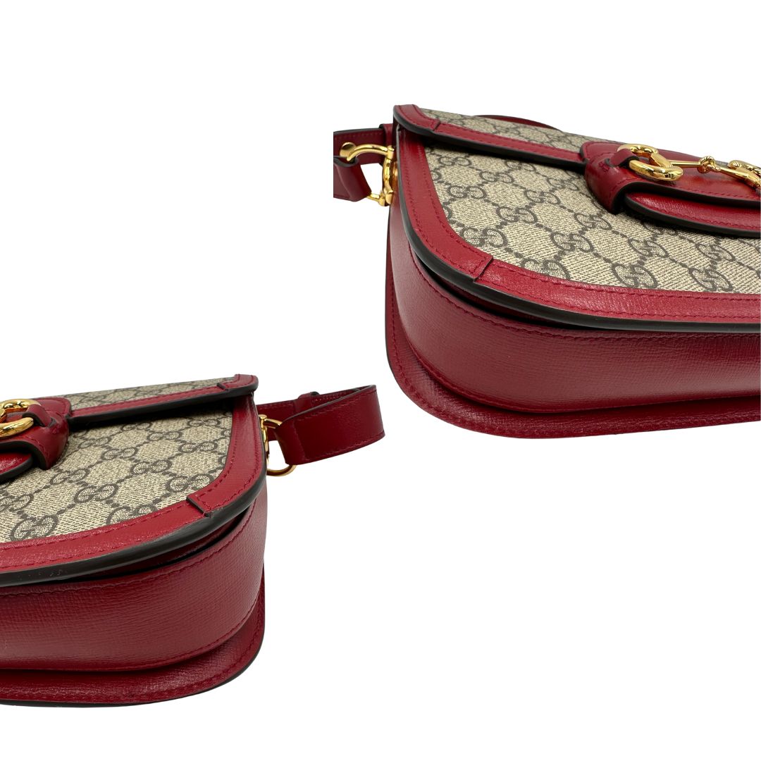 angoli  Borsa Gucci in canvas GG e finiture in pelle color amarena con dettaglio Horsebit sulla chiusura, di lusso, originale, ottime condizioni. 