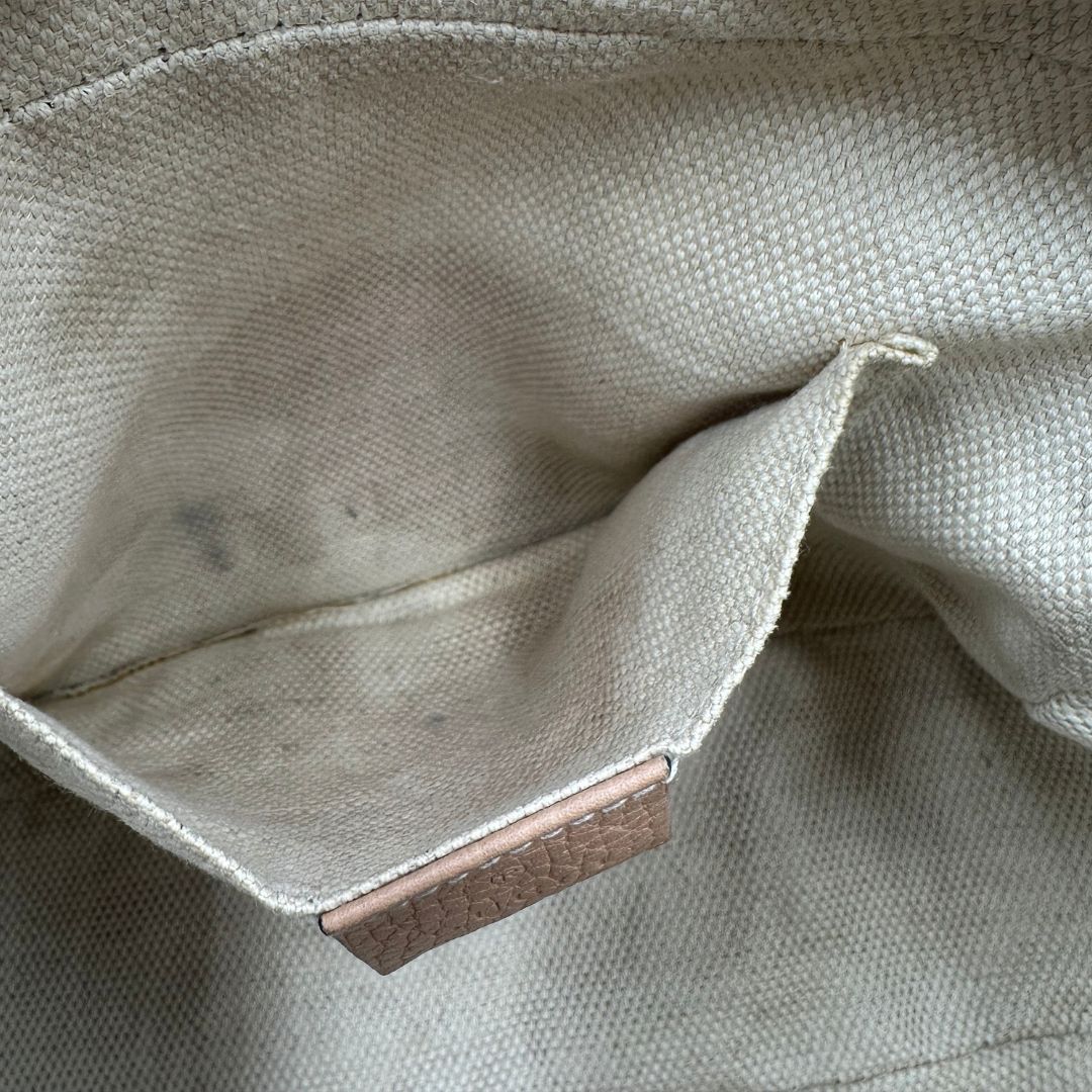 Interno tasca, Borsa Gucci Soho in pelle martellata color nocciola, impreziosita da nappa decorativa. Indossabile a tracolla. Originale, usata, di lusso, in ottime condizioni.