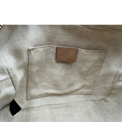 Interno, Borsa Gucci Soho in pelle martellata color nocciola, impreziosita da nappa decorativa. Indossabile a tracolla. Originale, usata, di lusso, in ottime condizioni.