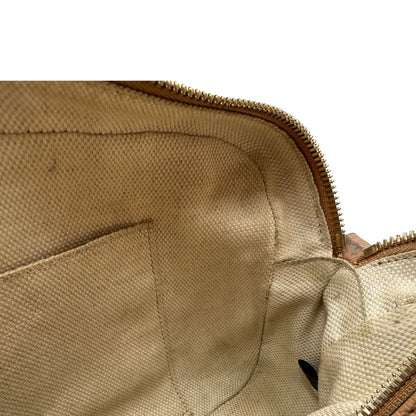 Interno, Borsa Gucci Soho in pelle martellata color nocciola, impreziosita da nappa decorativa. Indossabile a tracolla. Originale, usata, di lusso, in ottime condizioni.
