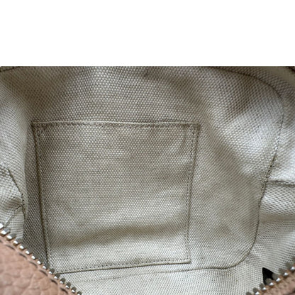 Interno, Borsa Gucci Soho in pelle martellata color nocciola, impreziosita da nappa decorativa. Indossabile a tracolla. Originale, usata, di lusso, in ottime condizioni.