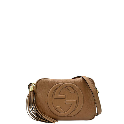 Front, Borsa Gucci Soho in pelle martellata color nocciola, impreziosita da nappa decorativa. Indossabile a tracolla. Originale, usata, di lusso, in ottime condizioni.