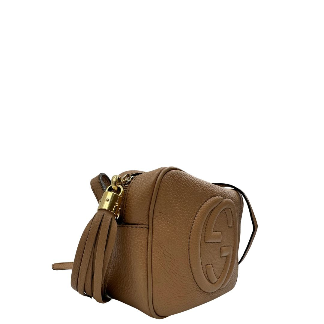Laterale, Borsa Gucci Soho in pelle martellata color nocciola, impreziosita da nappa decorativa. Indossabile a tracolla. Originale, usata, di lusso, in ottime condizioni.