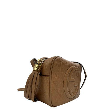 Laterale, Borsa Gucci Soho in pelle martellata color nocciola, impreziosita da nappa decorativa. Indossabile a tracolla. Originale, usata, di lusso, in ottime condizioni.