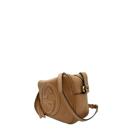 Laterale, Borsa Gucci Soho in pelle martellata color nocciola, impreziosita da nappa decorativa. Indossabile a tracolla. Originale, usata, di lusso, in ottime condizioni.