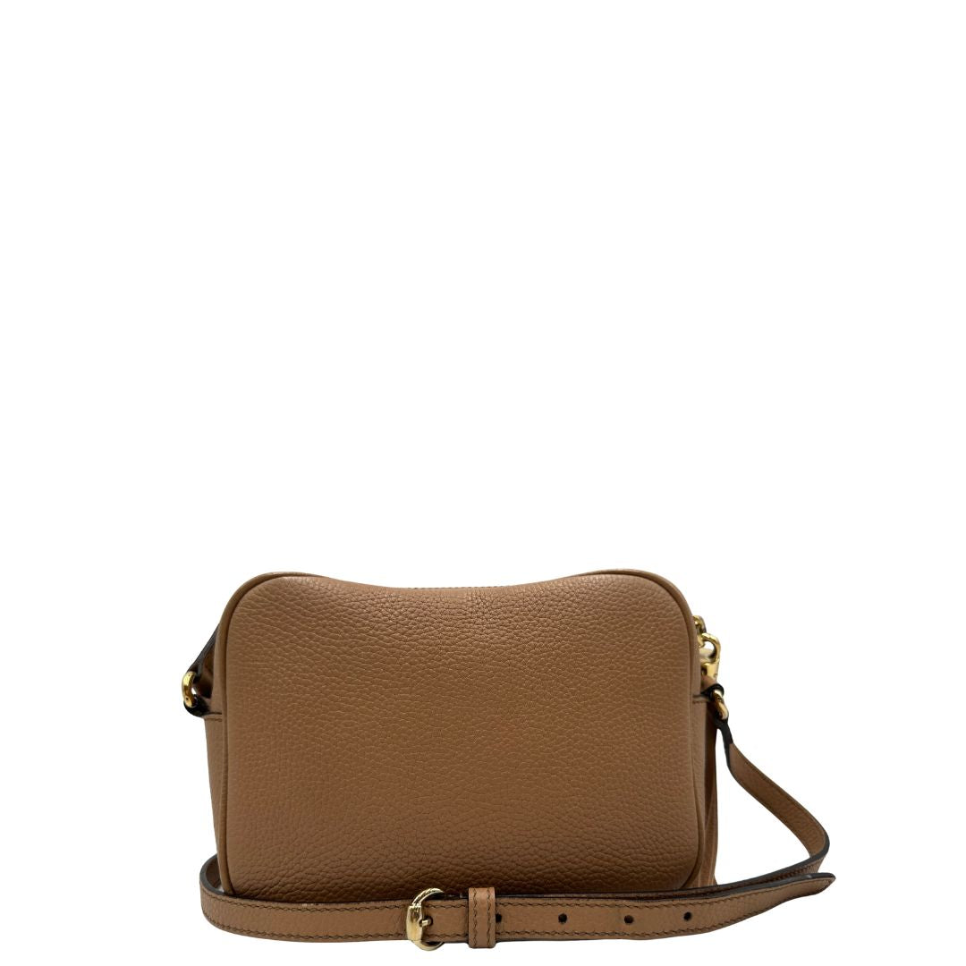 Retro, Borsa Gucci Soho in pelle martellata color nocciola, impreziosita da nappa decorativa. Indossabile a tracolla. Originale, usata, di lusso, in ottime condizioni.
