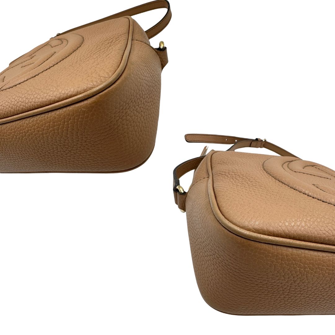 Angoli, Borsa Gucci Soho in pelle martellata color nocciola, impreziosita da nappa decorativa. Indossabile a tracolla. Originale, usata, di lusso, in ottime condizioni.