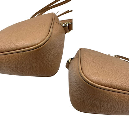 Angoli, Borsa Gucci Soho in pelle martellata color nocciola, impreziosita da nappa decorativa. Indossabile a tracolla. Originale, usata, di lusso, in ottime condizioni.