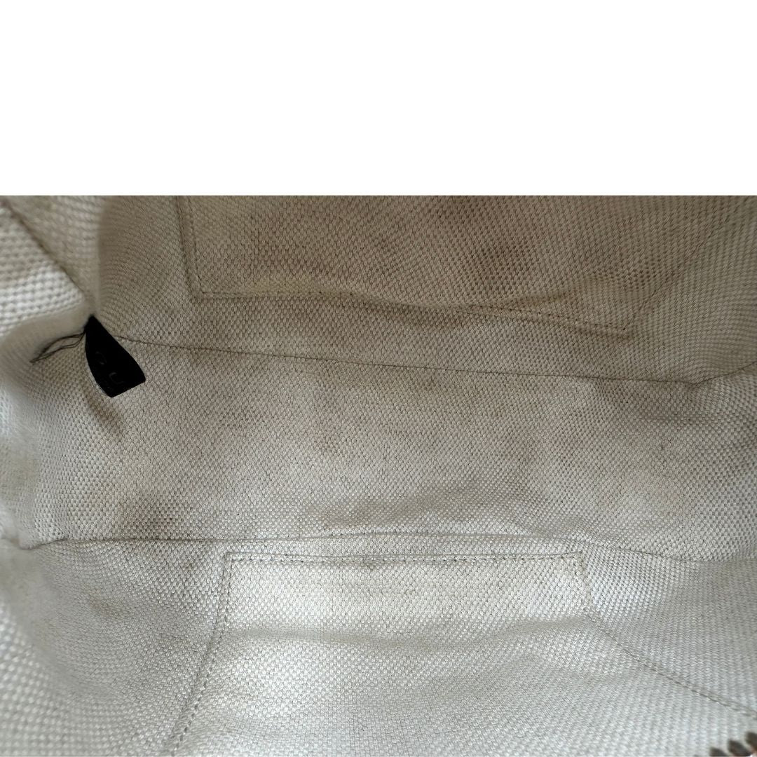 Borsa Gucci Soho in pelle martellata color nocciola, impreziosita da nappa decorativa. Indossabile a tracolla. Originale, usata, di lusso, in ottime condizioni.