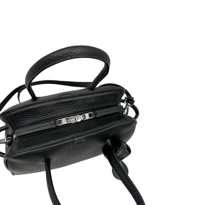 Chiusura, Borsa Jacquemus nella versione piccola in pelle martellata nera, da portare a mano o a tracolla. Originale, usata, di lusso, in condizioni eccellenti.