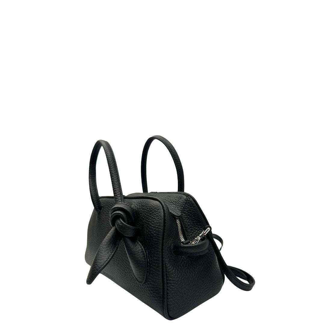 Laterale, Borsa Jacquemus nella versione piccola in pelle martellata nera, da portare a mano o a tracolla. Originale, usata, di lusso, in condizioni eccellenti.
