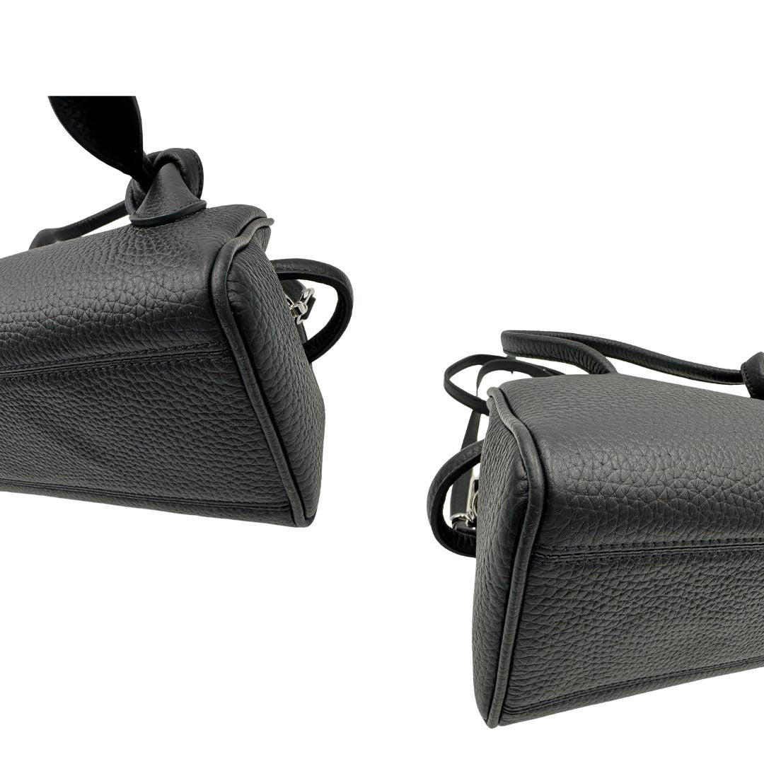 Angoli, Borsa Jacquemus nella versione piccola in pelle martellata nera, da portare a mano o a tracolla. Originale, usata, di lusso, in condizioni eccellenti.
