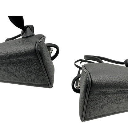 Angoli, Borsa Jacquemus nella versione piccola in pelle martellata nera, da portare a mano o a tracolla. Originale, usata, di lusso, in condizioni eccellenti.