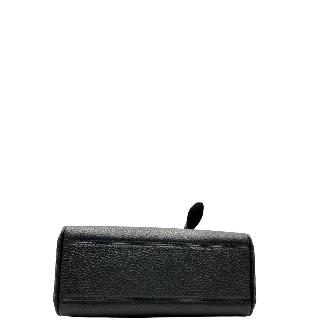 Base, Borsa Jacquemus nella versione piccola in pelle martellata nera, da portare a mano o a tracolla. Originale, usata, di lusso, in condizioni eccellenti.