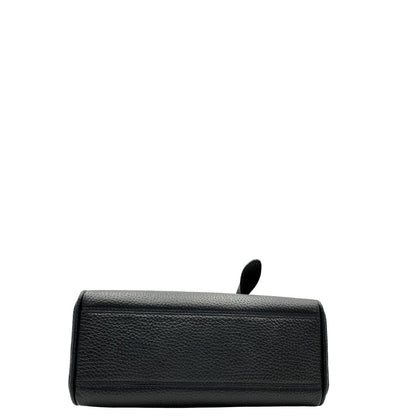 Base, Borsa Jacquemus nella versione piccola in pelle martellata nera, da portare a mano o a tracolla. Originale, usata, di lusso, in condizioni eccellenti.