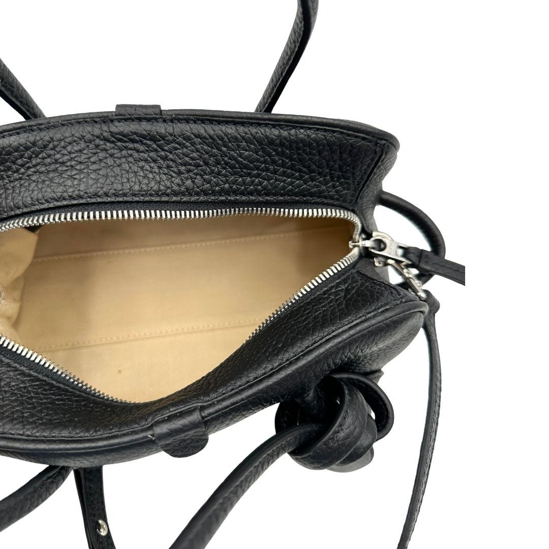 Interno, Borsa Jacquemus nella versione piccola in pelle martellata nera, da portare a mano o a tracolla. Originale, usata, di lusso, in condizioni eccellenti.
