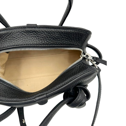 Interno, Borsa Jacquemus nella versione piccola in pelle martellata nera, da portare a mano o a tracolla. Originale, usata, di lusso, in condizioni eccellenti.