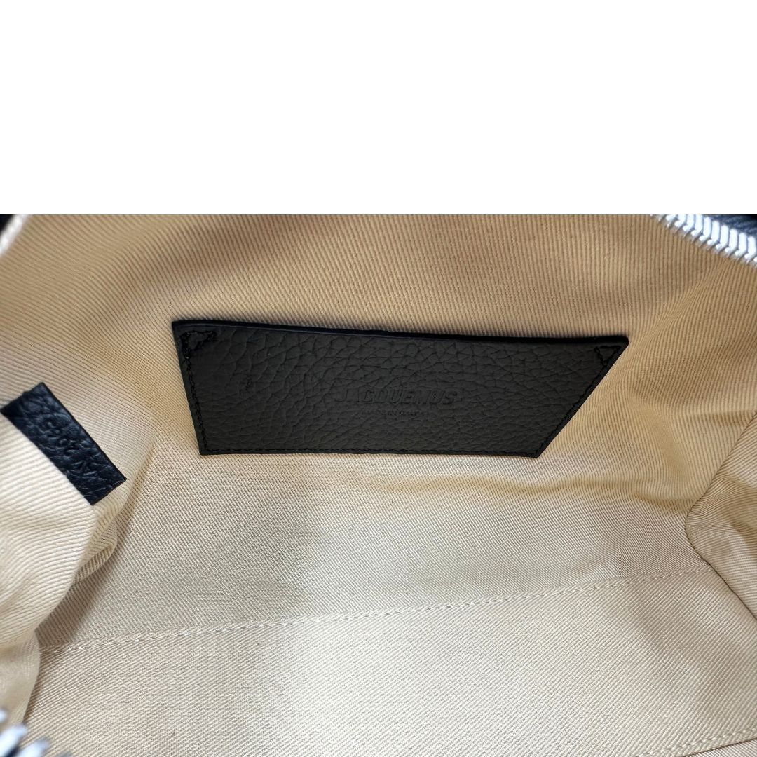 Interno, Borsa Jacquemus nella versione piccola in pelle martellata nera, da portare a mano o a tracolla. Originale, usata, di lusso, in condizioni eccellenti.